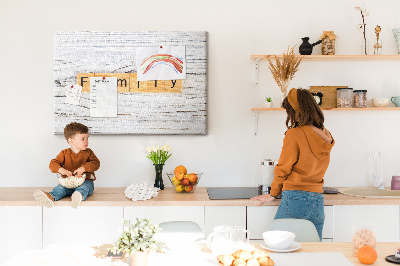 Kurkbord familieherinneringen op een houten achtergrond