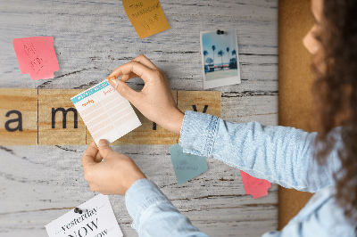 Kurkbord familieherinneringen op een houten achtergrond