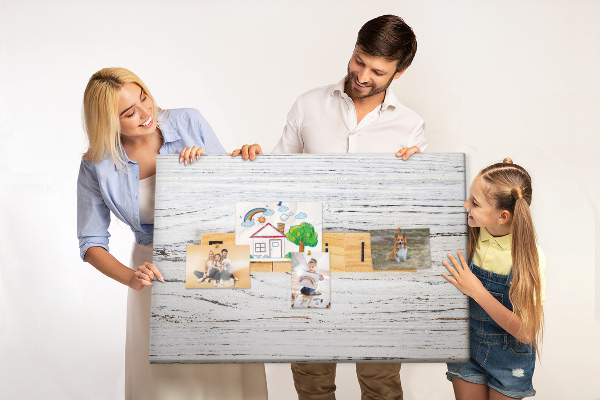 Kurkbord familieherinneringen op een houten achtergrond