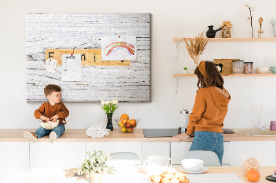 Kurkbord familieherinneringen op een houten achtergrond