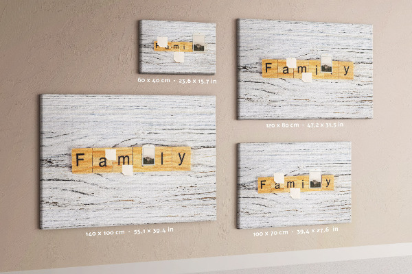 Kurkbord familieherinneringen op een houten achtergrond