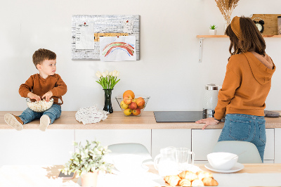 Kurkbord familieherinneringen op een houten achtergrond