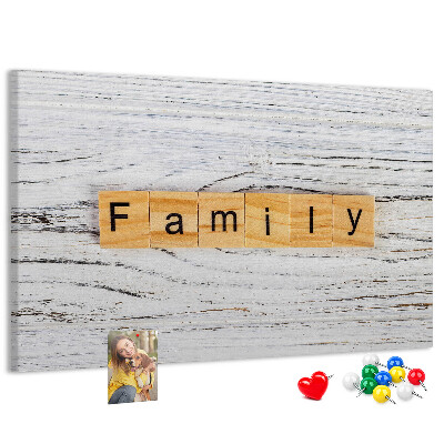 Kurkbord familieherinneringen op een houten achtergrond