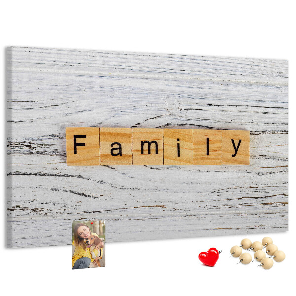 Kurkbord familieherinneringen op een houten achtergrond