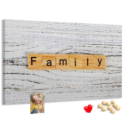 Kurkbord familieherinneringen op een houten achtergrond