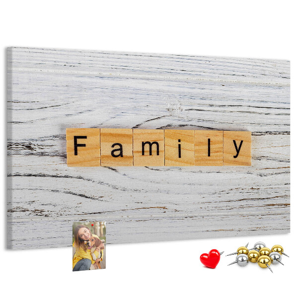 Kurkbord familieherinneringen op een houten achtergrond