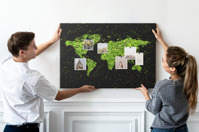 Kurken prikbord met een groene wereldkaart op een zwarte achtergrond
