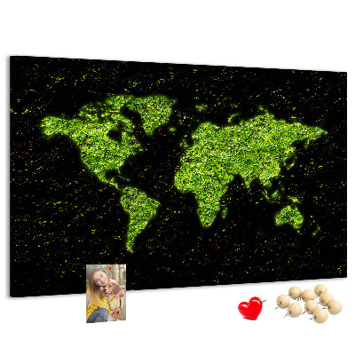 Kurken prikbord met een groene wereldkaart op een zwarte achtergrond