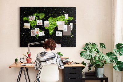 Kurken prikbord met een groene wereldkaart op een zwarte achtergrond