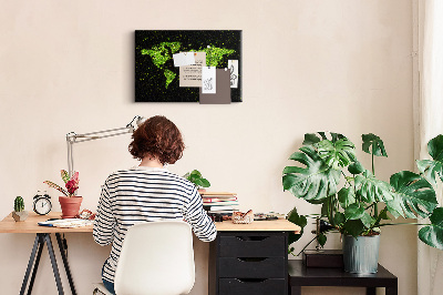 Kurken prikbord met een groene wereldkaart op een zwarte achtergrond