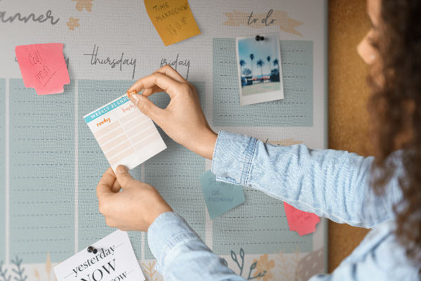 Prikbord met bloemenpatroon op het weekplan