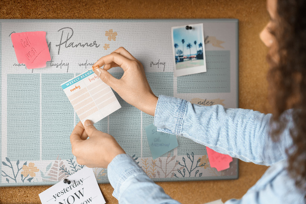 Prikbord met bloemenpatroon op het weekplan