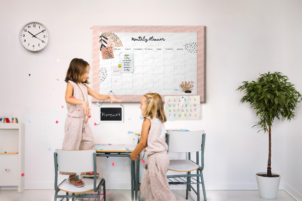 Kurken prikbord stijlvolle maandplanner met bloemenaccenten