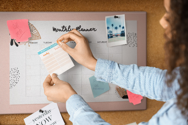 Kurken prikbord stijlvolle maandplanner met bloemenaccenten