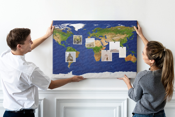 Wereldkaart prikbord met gekleurde spelden