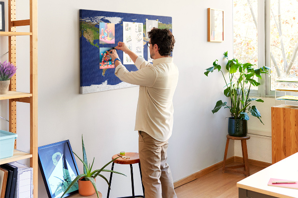 Wereldkaart prikbord met gekleurde spelden