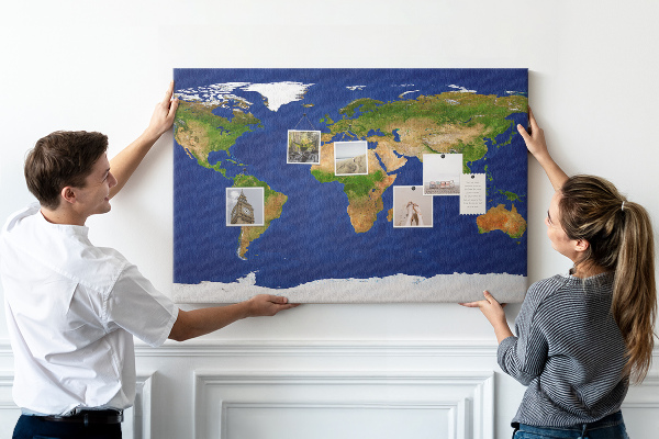 Wereldkaart prikbord met gekleurde spelden