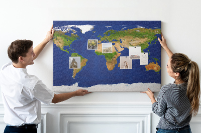 Wereldkaart prikbord met gekleurde spelden