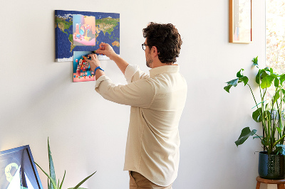 Wereldkaart prikbord met gekleurde spelden