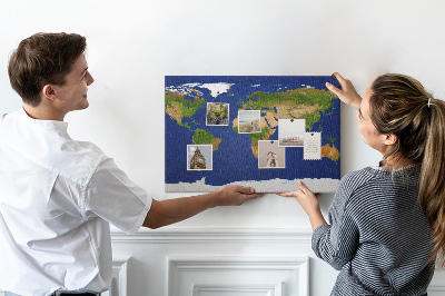 Wereldkaart prikbord met gekleurde spelden