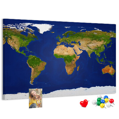 Wereldkaart prikbord met gekleurde spelden
