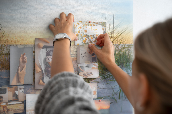 Kurk prikbord met een afbeelding van een zonsondergang boven het strand en de duinen
