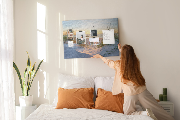 Kurk prikbord met een afbeelding van een zonsondergang boven het strand en de duinen