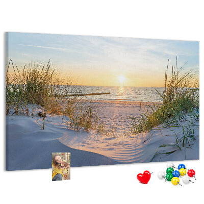 Kurk prikbord met een afbeelding van een zonsondergang boven het strand en de duinen
