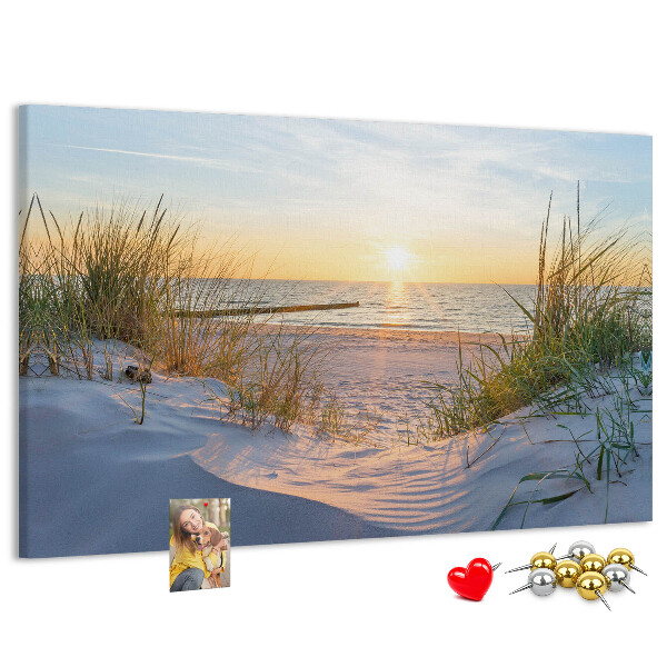 Kurk prikbord met een afbeelding van een zonsondergang boven het strand en de duinen