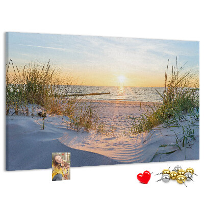 Kurk prikbord met een afbeelding van een zonsondergang boven het strand en de duinen