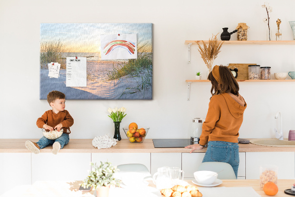 Kurk prikbord met een afbeelding van een zonsondergang boven het strand en de duinen