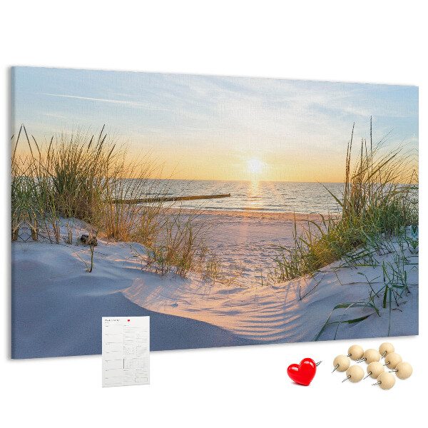 Kurk prikbord met een afbeelding van een zonsondergang boven het strand en de duinen