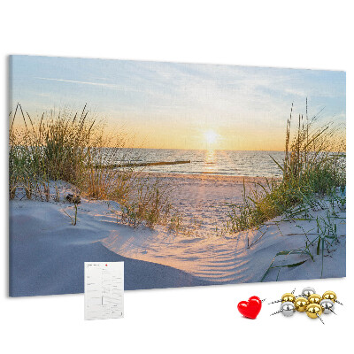 Kurk prikbord met een afbeelding van een zonsondergang boven het strand en de duinen