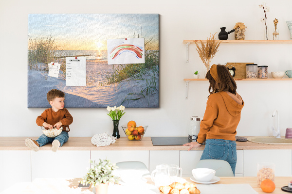 Kurk prikbord met een afbeelding van een zonsondergang boven het strand en de duinen