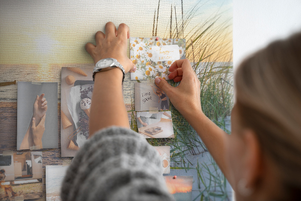 Kurk prikbord met een afbeelding van een zonsondergang boven het strand en de duinen