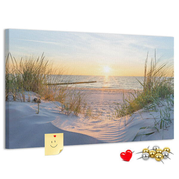 Kurk prikbord met een afbeelding van een zonsondergang boven het strand en de duinen