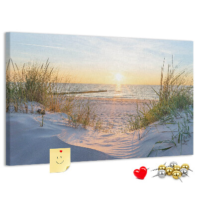 Kurk prikbord met een afbeelding van een zonsondergang boven het strand en de duinen