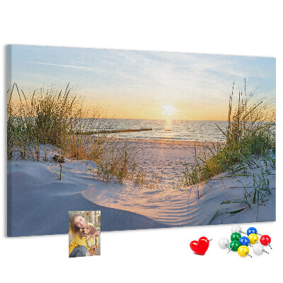 Kurk prikbord met een afbeelding van een zonsondergang boven het strand en de duinen
