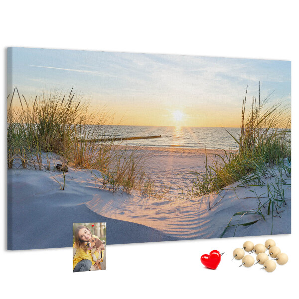 Kurk prikbord met een afbeelding van een zonsondergang boven het strand en de duinen