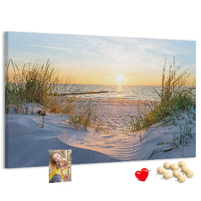 Kurk prikbord met een afbeelding van een zonsondergang boven het strand en de duinen