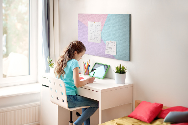 Prikbord met geometrische vormen in pastelkleuren