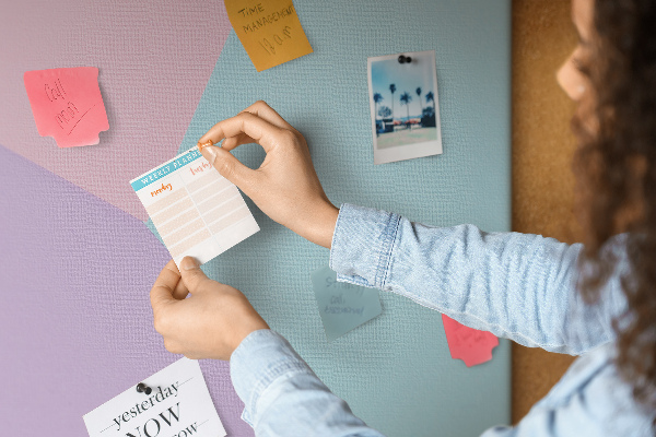 Prikbord met geometrische vormen in pastelkleuren