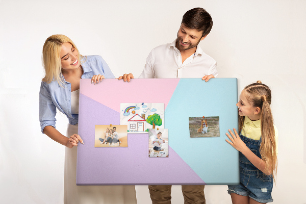 Prikbord met geometrische vormen in pastelkleuren