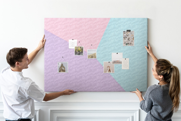 Prikbord met geometrische vormen in pastelkleuren