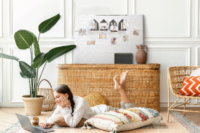 Kurkbord met stijlvolle letters op een houten achtergrond