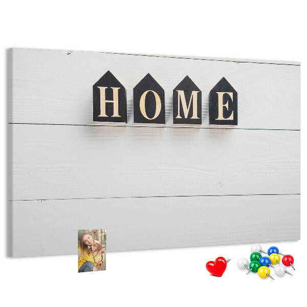 Kurkbord met stijlvolle letters op een houten achtergrond