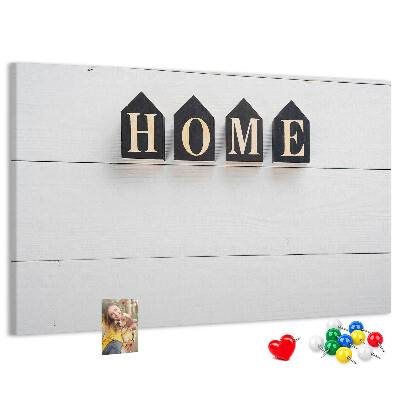 Kurkbord met stijlvolle letters op een houten achtergrond