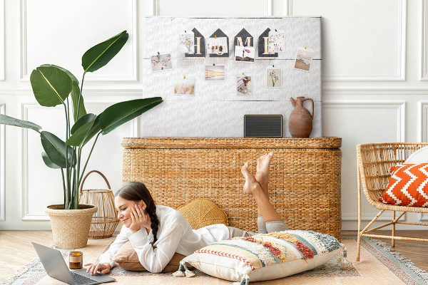 Kurkbord met stijlvolle letters op een houten achtergrond