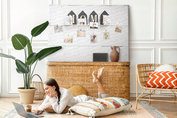 Kurkbord met stijlvolle letters op een houten achtergrond