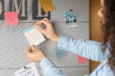 Kurkbord met stijlvolle letters op een houten achtergrond